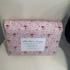 London Kaye White/Pink/Red/Gray Mushrooms & Hearts QUEEN Sheet Set